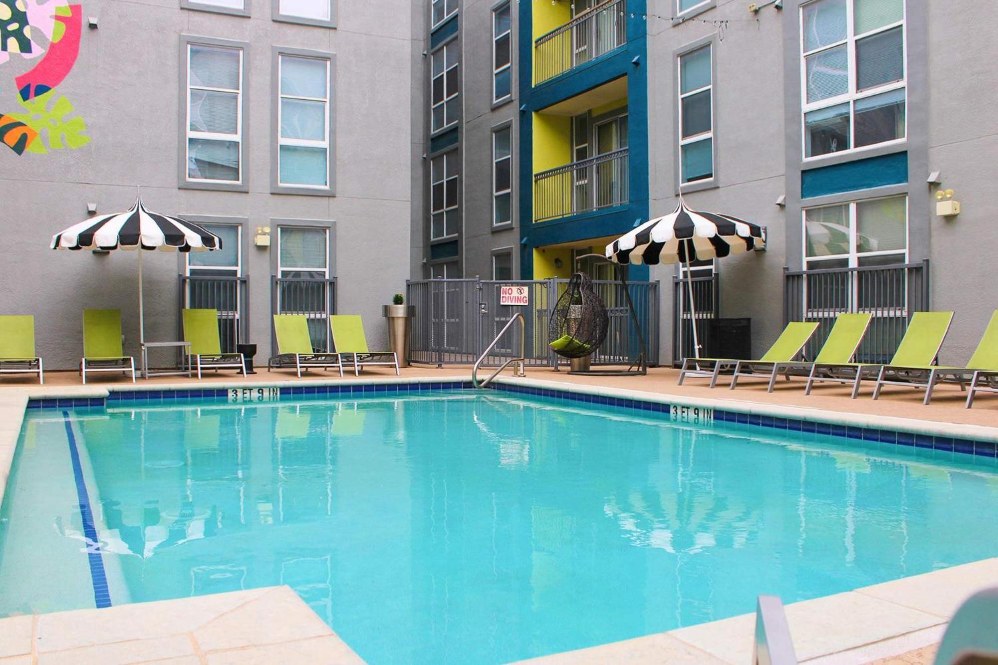 Upstay Condo Games Pool Gym And Bbq Austin Bagian luar foto