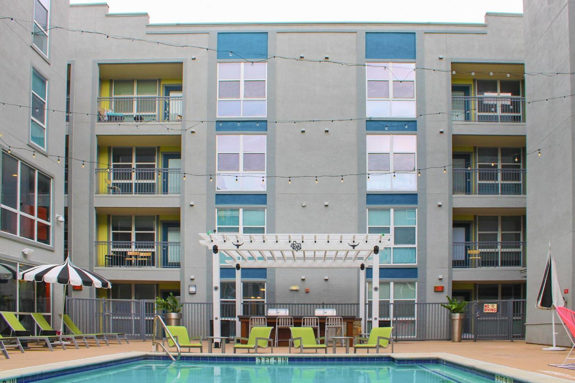 Upstay Condo Games Pool Gym And Bbq Austin Bagian luar foto